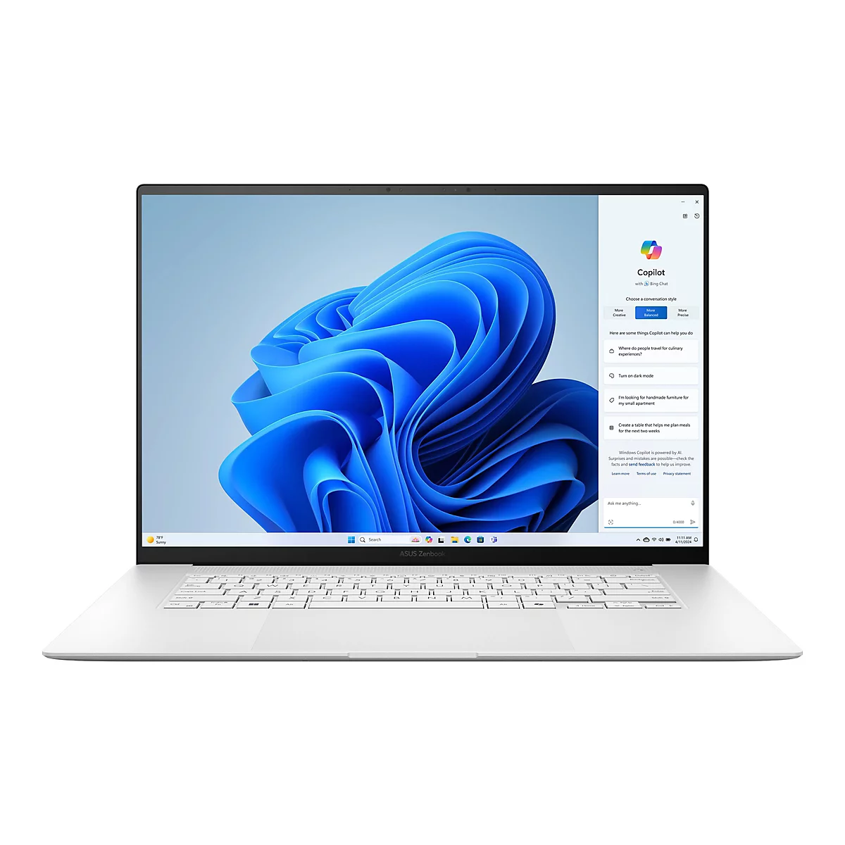 Ein weißes Asus Zenbook-Notebook, auf dem Windows 11 mit Copilot geöffnet ist. Auf dem Bildschirm ist ein Chatfenster mit Vorschlägen zu sehen.