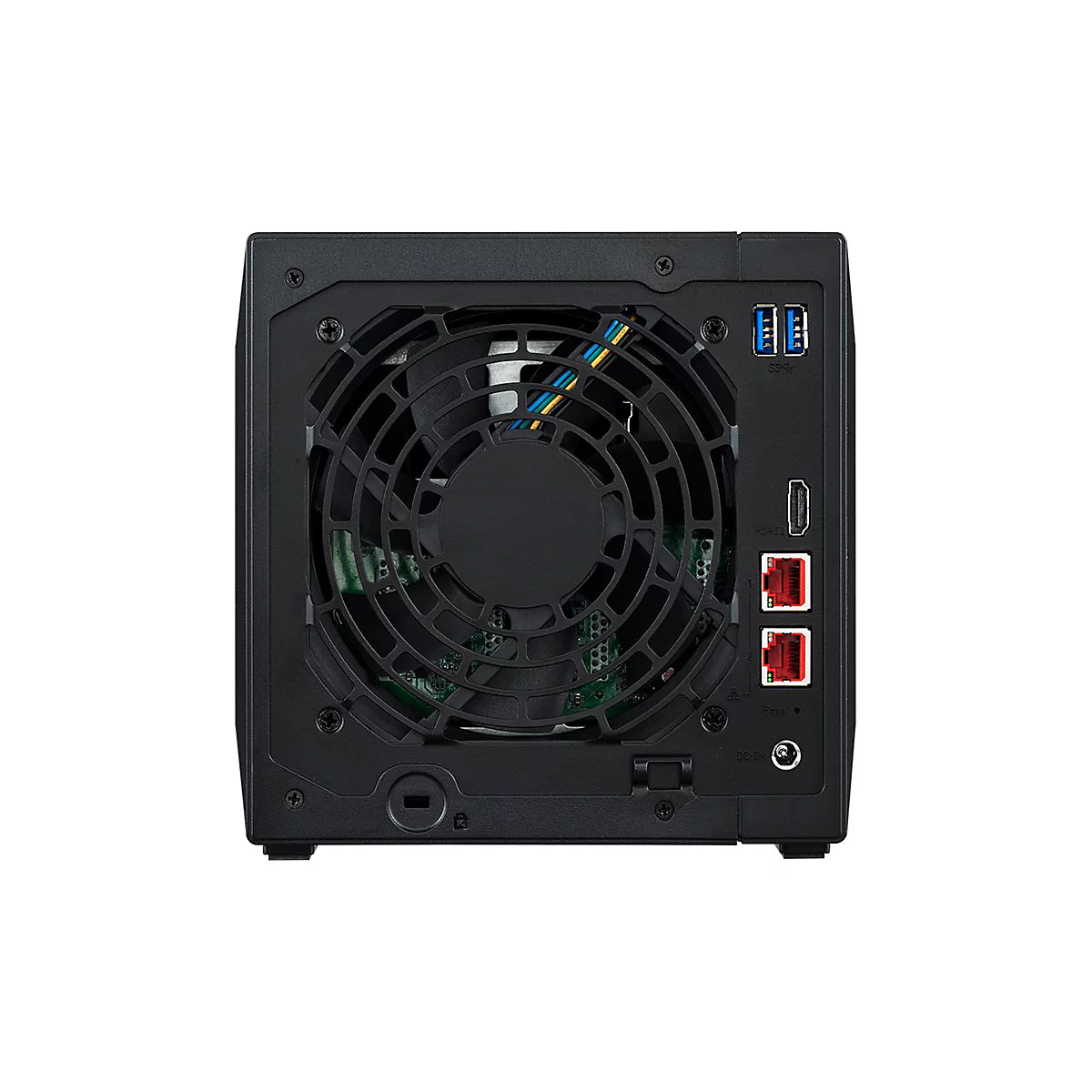 Schwarzes NAS-Gerät mit Lüfter, Anschlüssen und Schrauben. Rückansicht mit Anschlüssen für USB, HDMI und Ethernet.