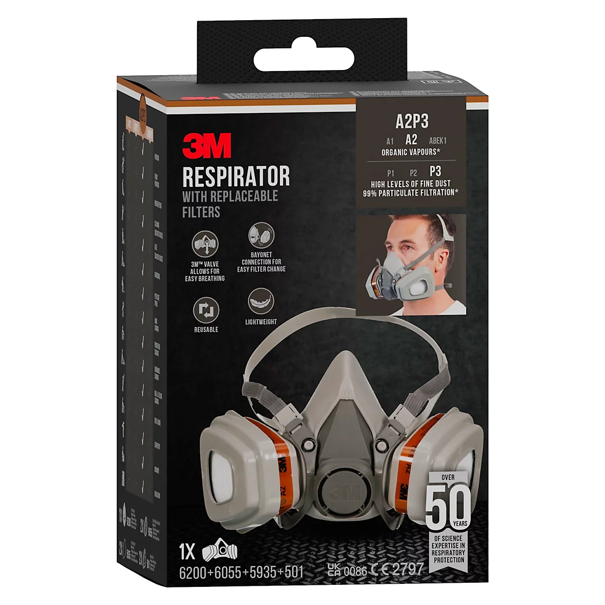 Graue Halbmaske mit Filtern und Kopfband, Blick von der Seite. Auf den Filtern steht "3M".