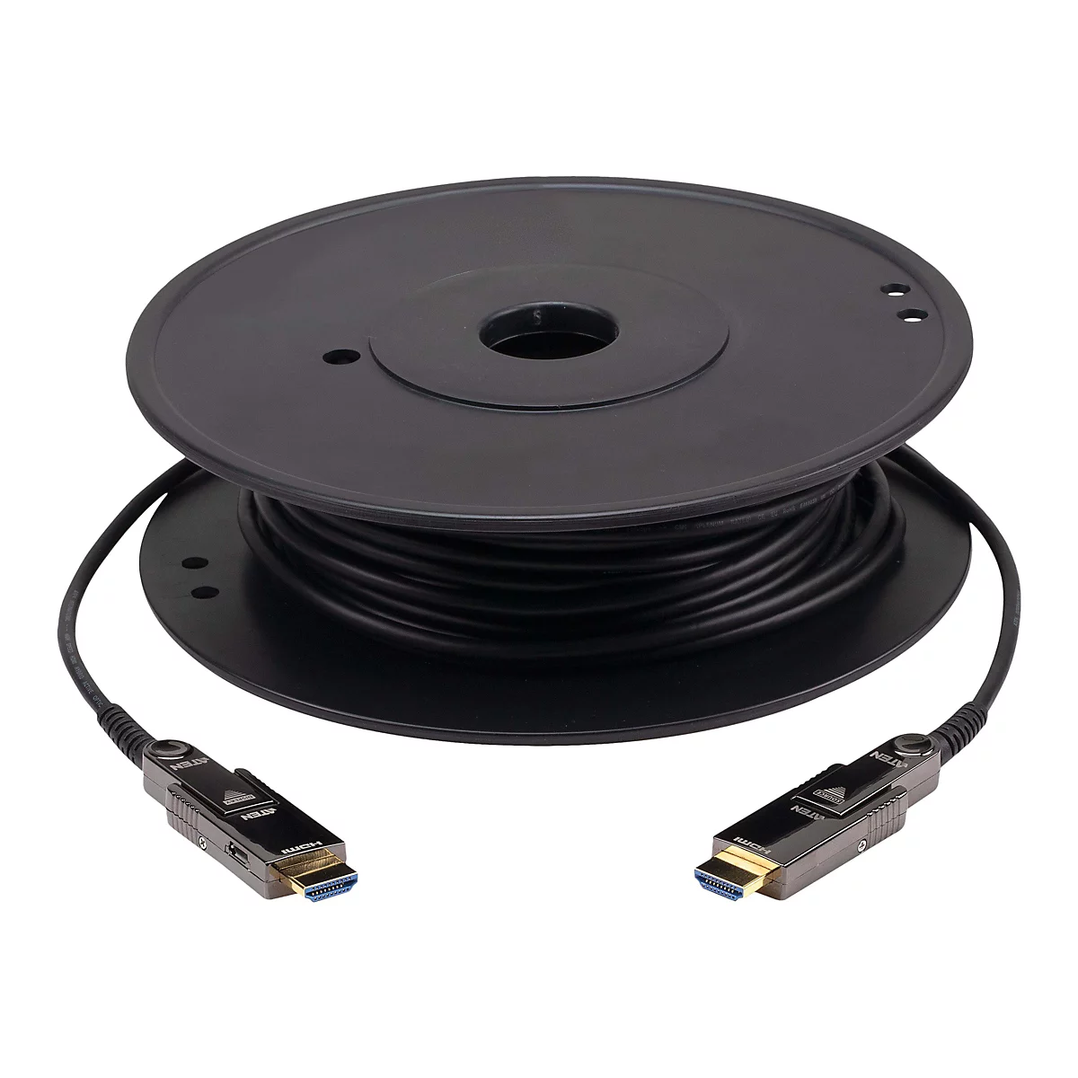 Ein schwarzes HDMI-Kabel auf einer runden Kabeltrommel vor weißem Hintergrund.