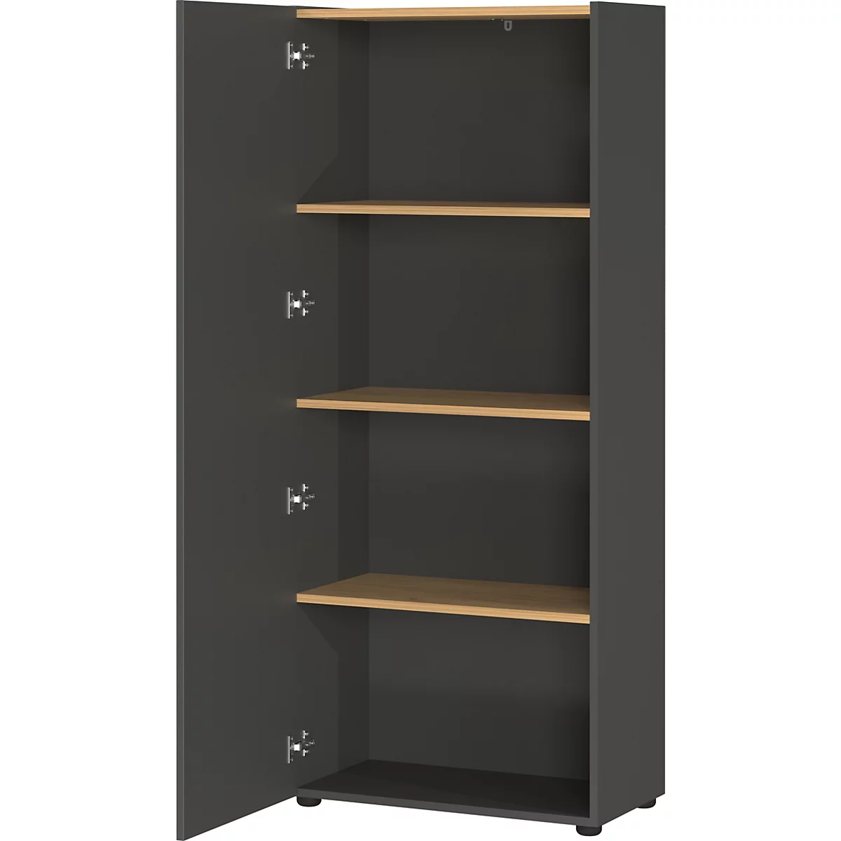 Een grijze kast met open deuren. Houten binnenplanken, kast staat op zwarte voetjes.