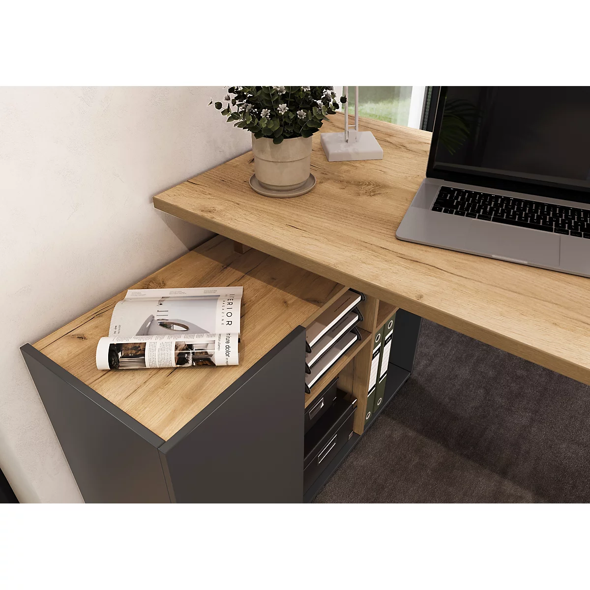 Houten bureau; tijdschrift, laptop en plant.