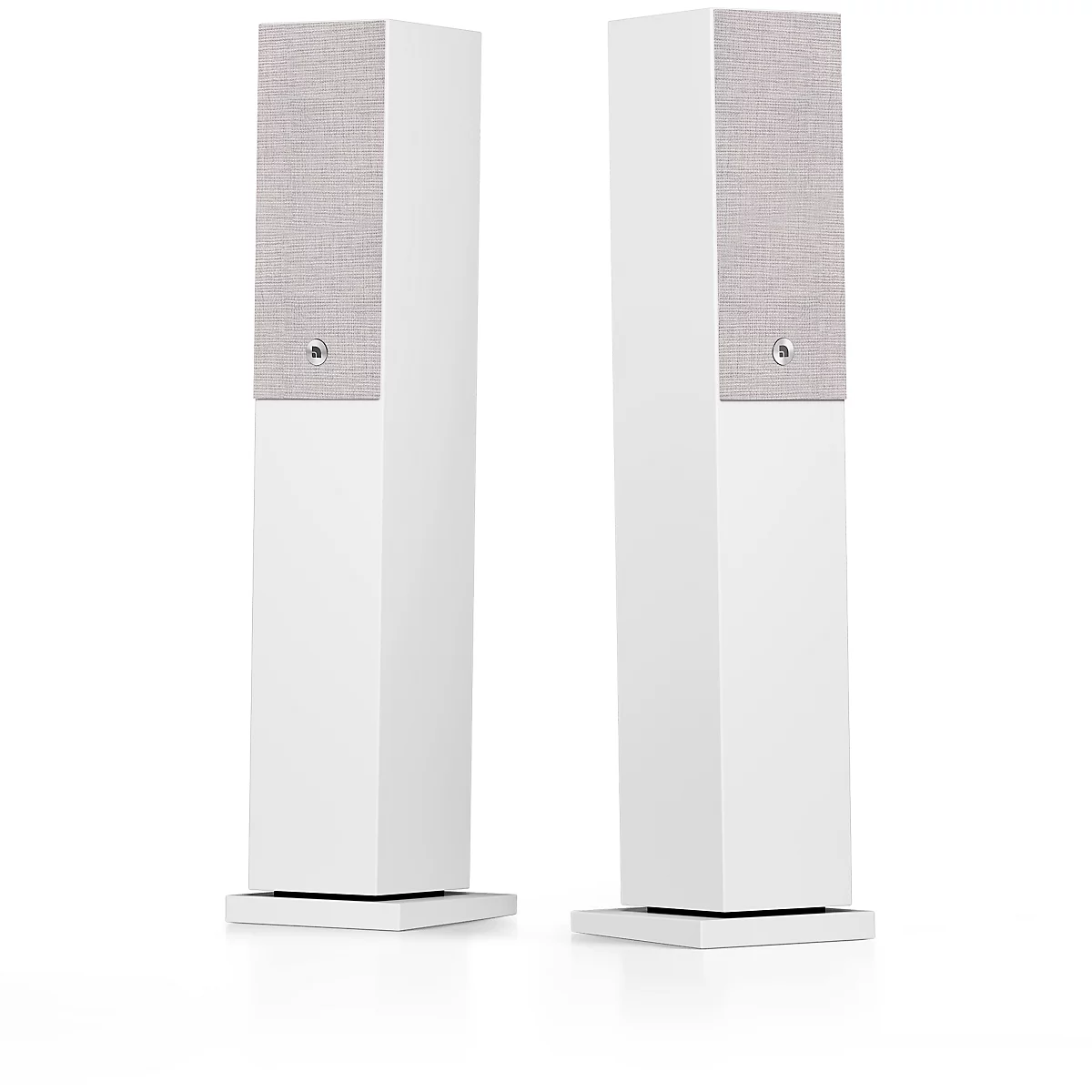 Deux enceintes colonnes blanches avec tissu beige en haut. Logo en bas à droite.