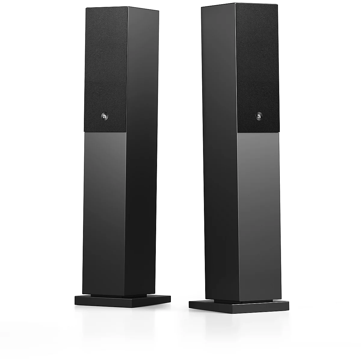 Deux enceintes colonnes noires avec façade en tissu noir sur fond blanc.