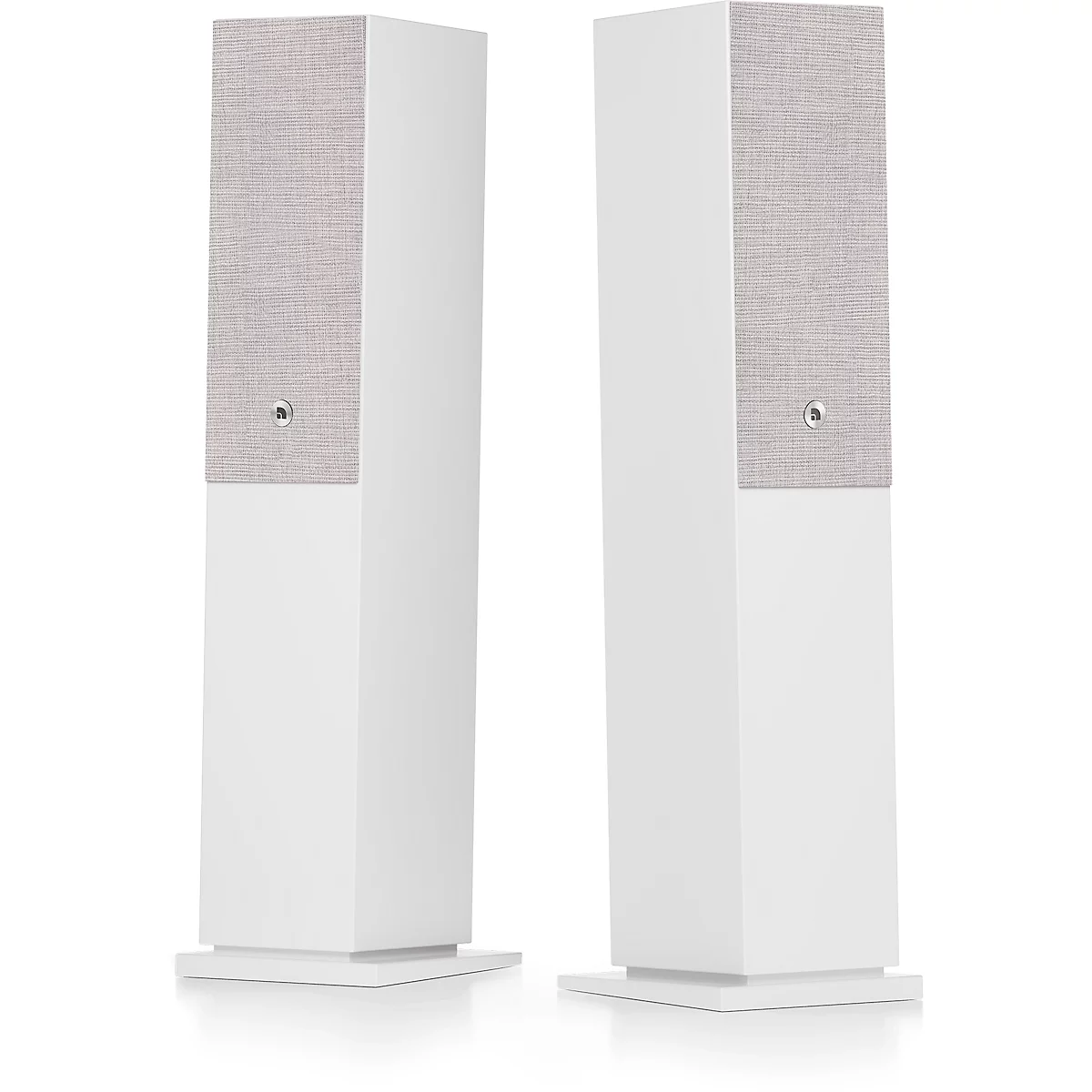 Deux enceintes blanches avec revêtement en tissu ; les logos sont visibles.