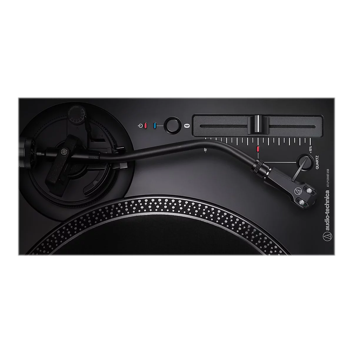 Draufsicht auf den Tonarm und die Bedienelemente eines schwarzen Audio-Technica Plattenspielers.