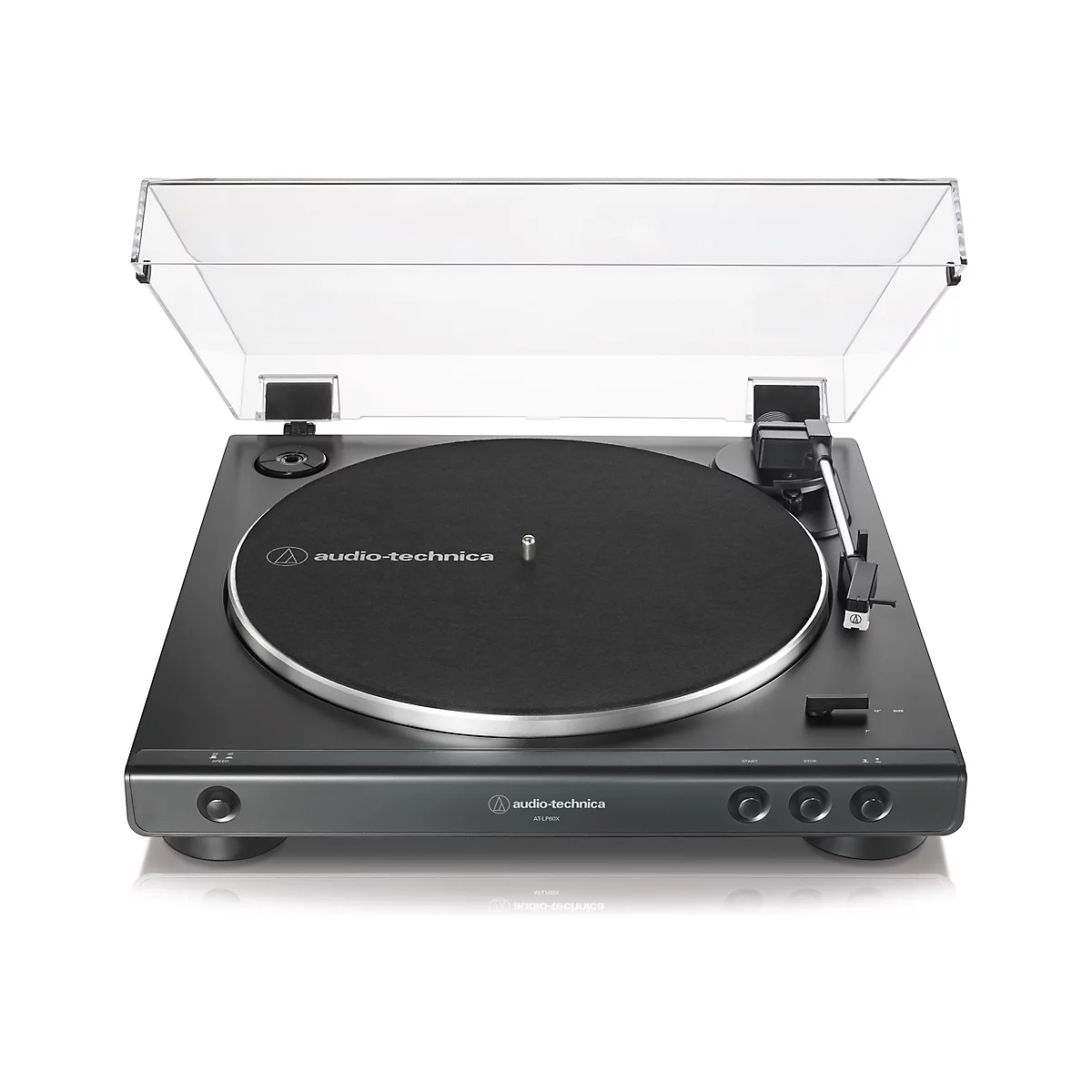 Schwarzer Audio-Technica AT-LP60X Plattenspieler mit geöffneter transparenter Staubschutzhaube vor weißem Hintergrund.