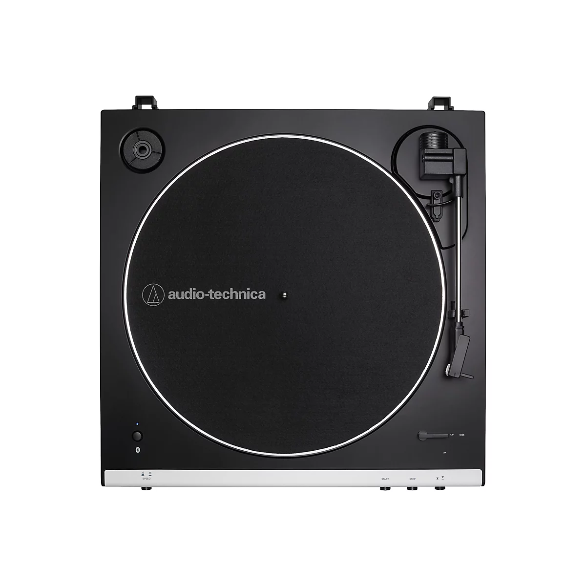 Ein schwarzer Plattenspieler mit einem schwarzen Plattenteller, silberner Umrandung und 'Audio-Technica' Logo.