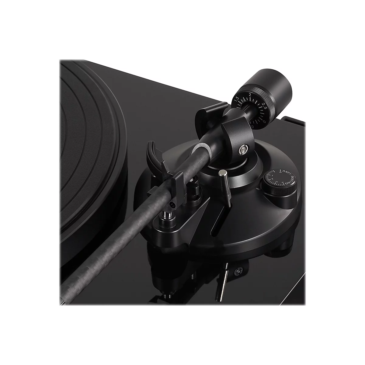 Detailansicht des Tonarms eines schwarzen Plattenspielers mit sichtbarer Carbon-Struktur.