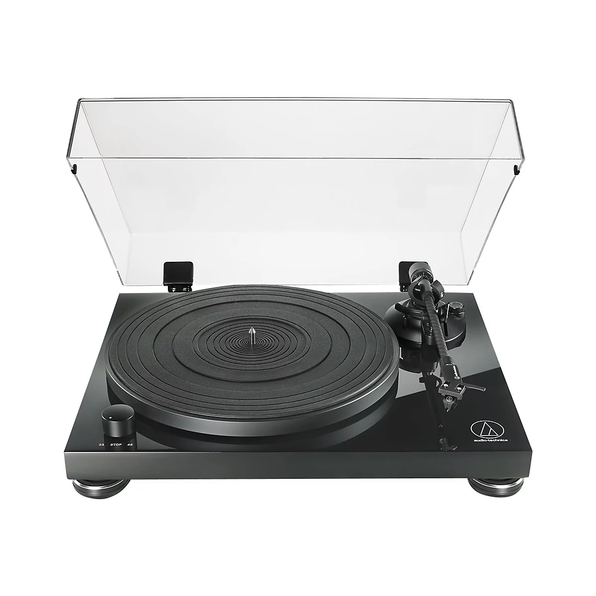 Schwarzer Audio-Technica Plattenspieler mit geöffneter transparenter Abdeckhaube vor weißem Hintergrund.