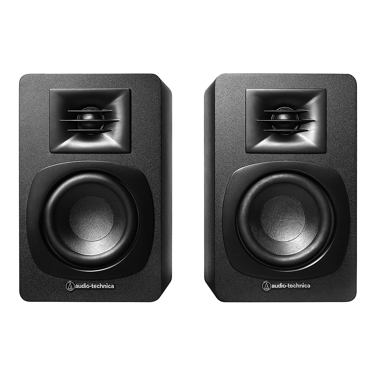Zwei schwarze Audio-Technica Regallautsprecher vor weißem Hintergrund.