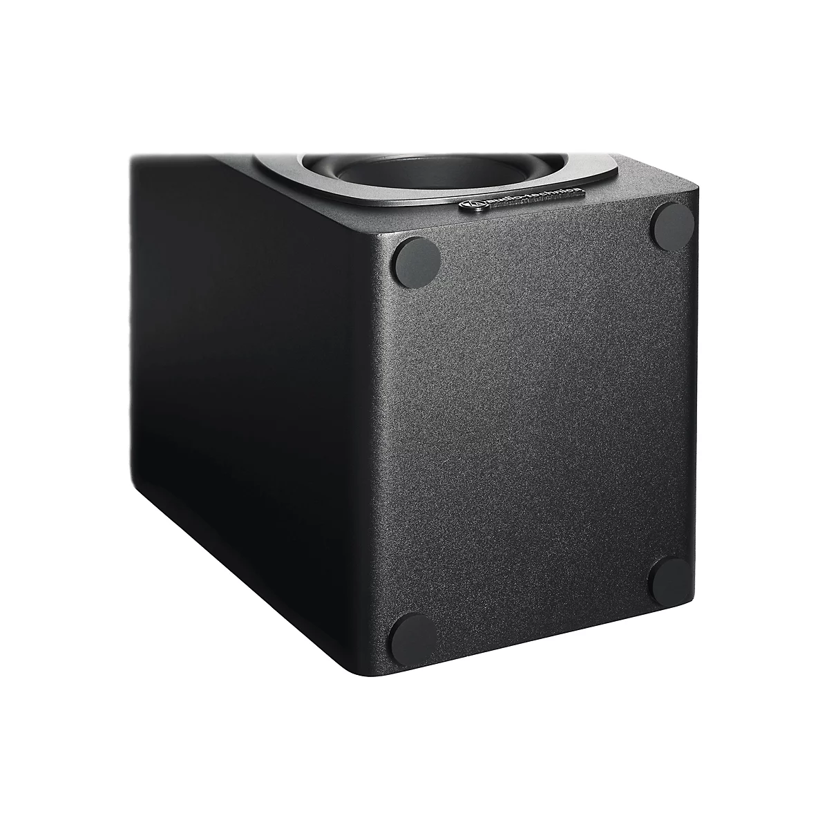 Schwarzer Subwoofer mit geriffelter Oberfläche und abgerundeten Ecken. An der Oberseite ist ein silberner Ring und die Marke „audio-technica“ zu sehen.