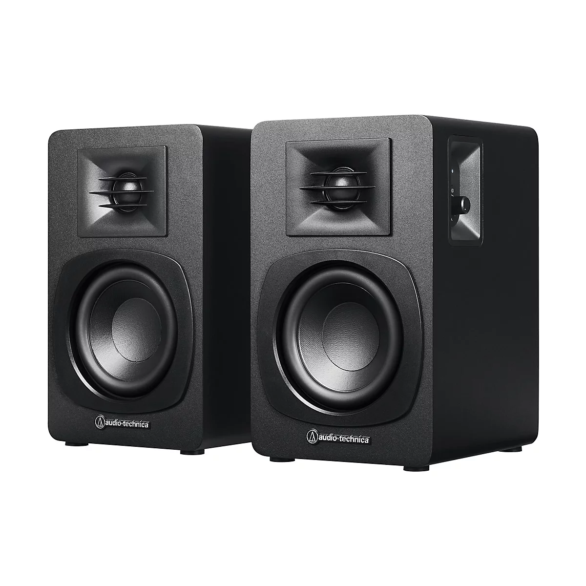 Zwei schwarze Studiomonitore stehen nebeneinander. Sichtbar sind Tieftöner, Hochtöner und die Logos von Audio-Technica.