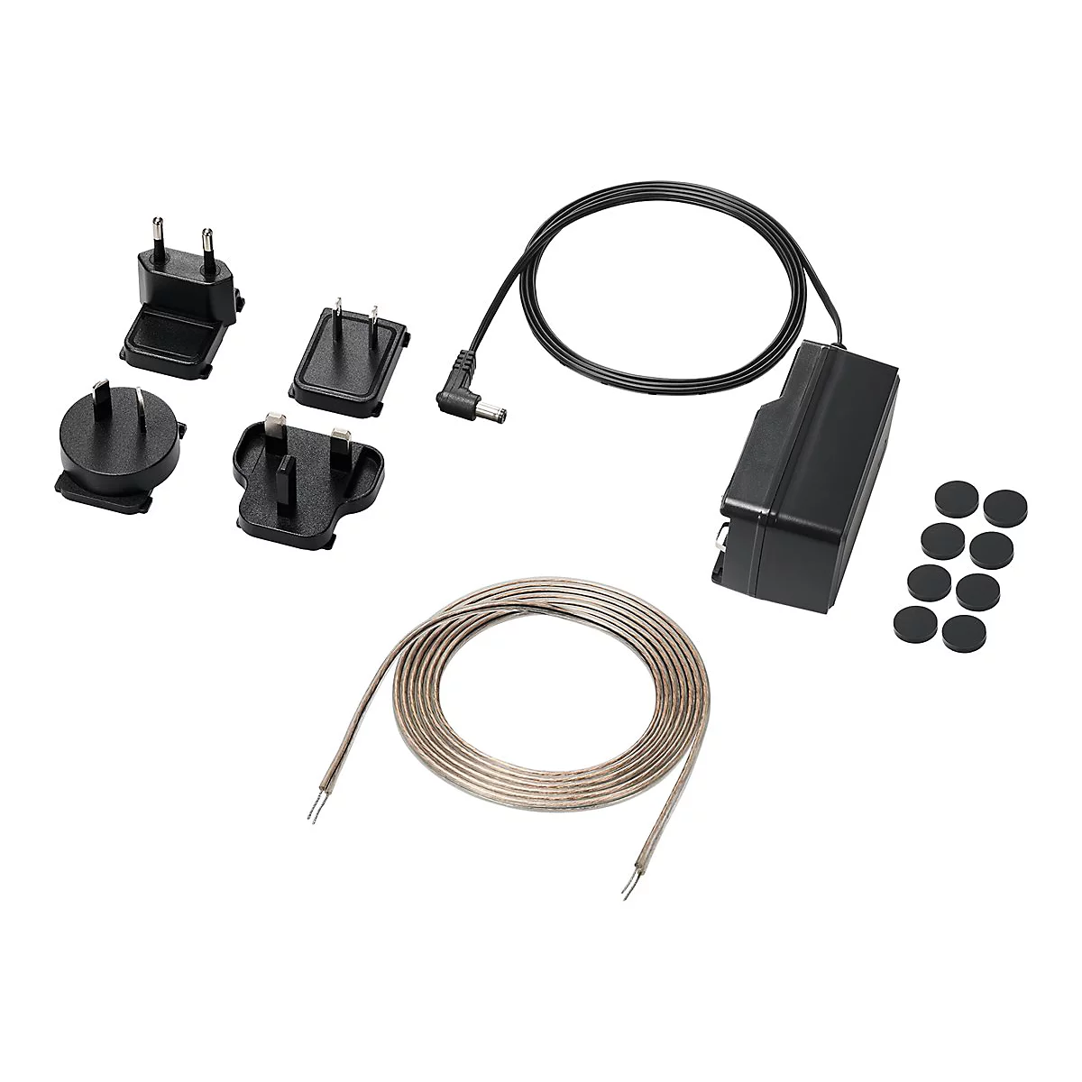 Produkt-Set auf weißem Hintergrund: Mehrere Stecker, Netzteil, Kabel und runde Pads.