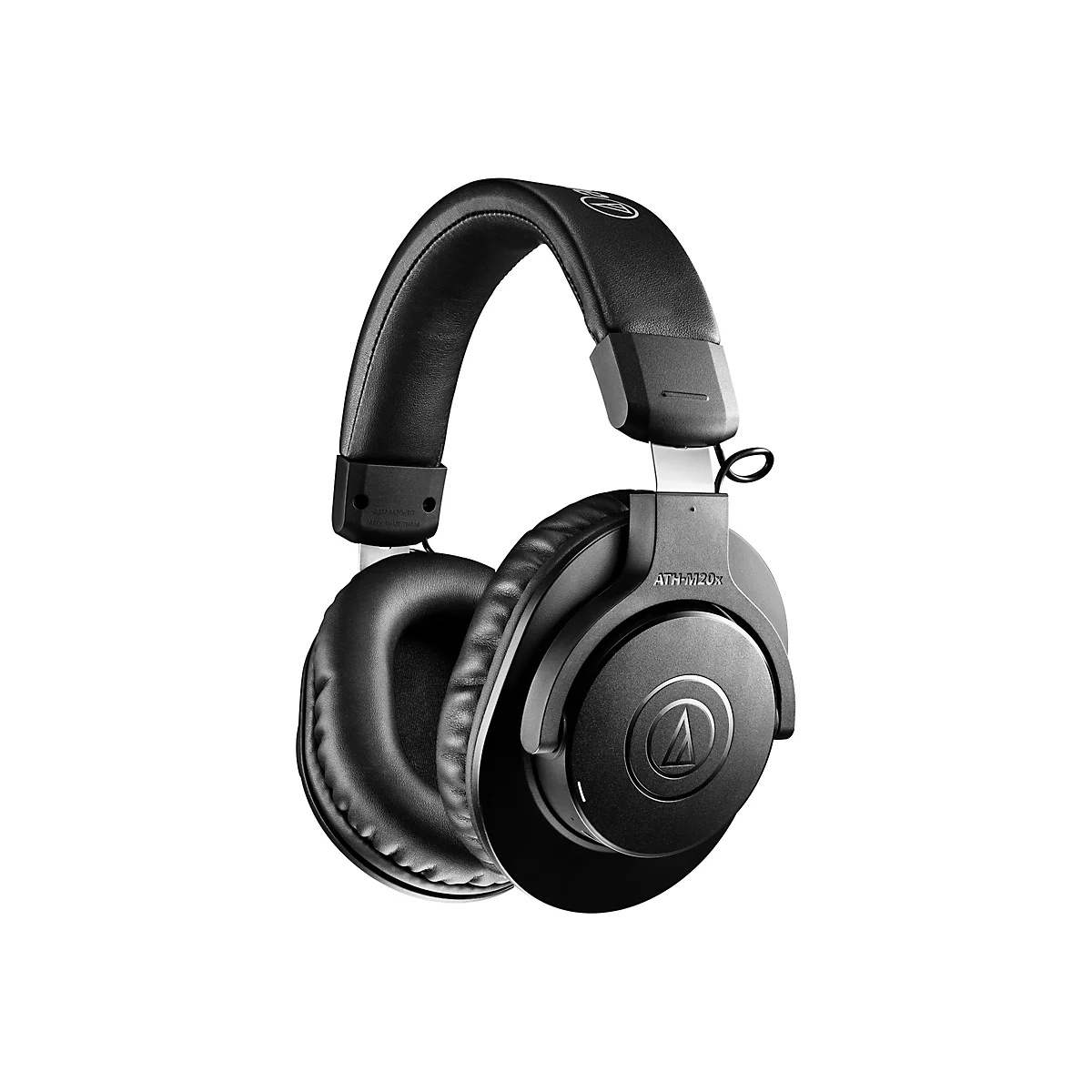 Schwarzer Over-Ear-Kopfhörer, freigestellt auf weißem Hintergrund. Detail des Ohrmuscheldesign und des verstellbaren Kopfbands.