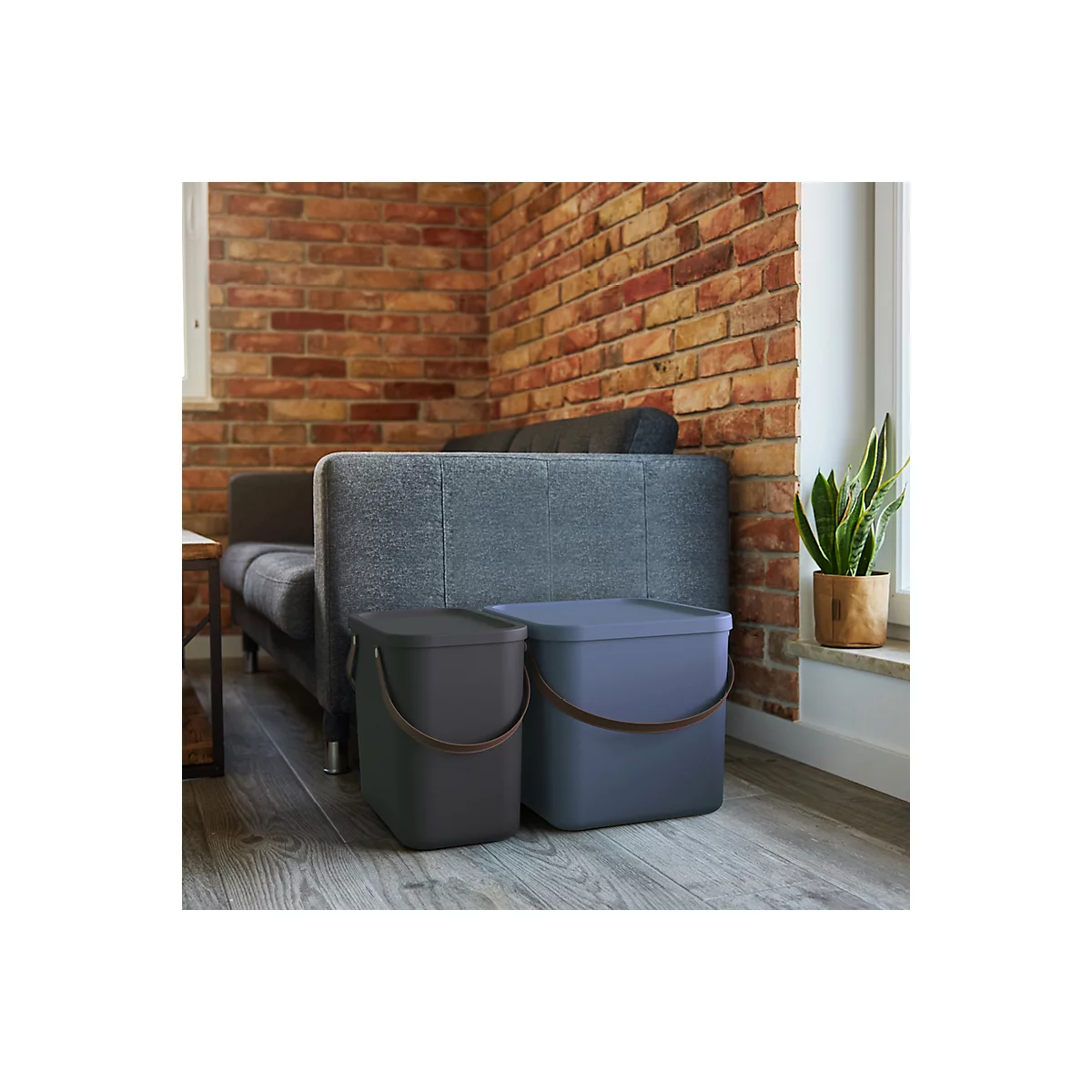 Aufbewahrungsbox ALBULA, mit Deckel, 25 Liter, Bügelgriff, stapelbar, aus recyceltem Kunststoff, B 400 x T 235 x H 340 mm, anthrazit