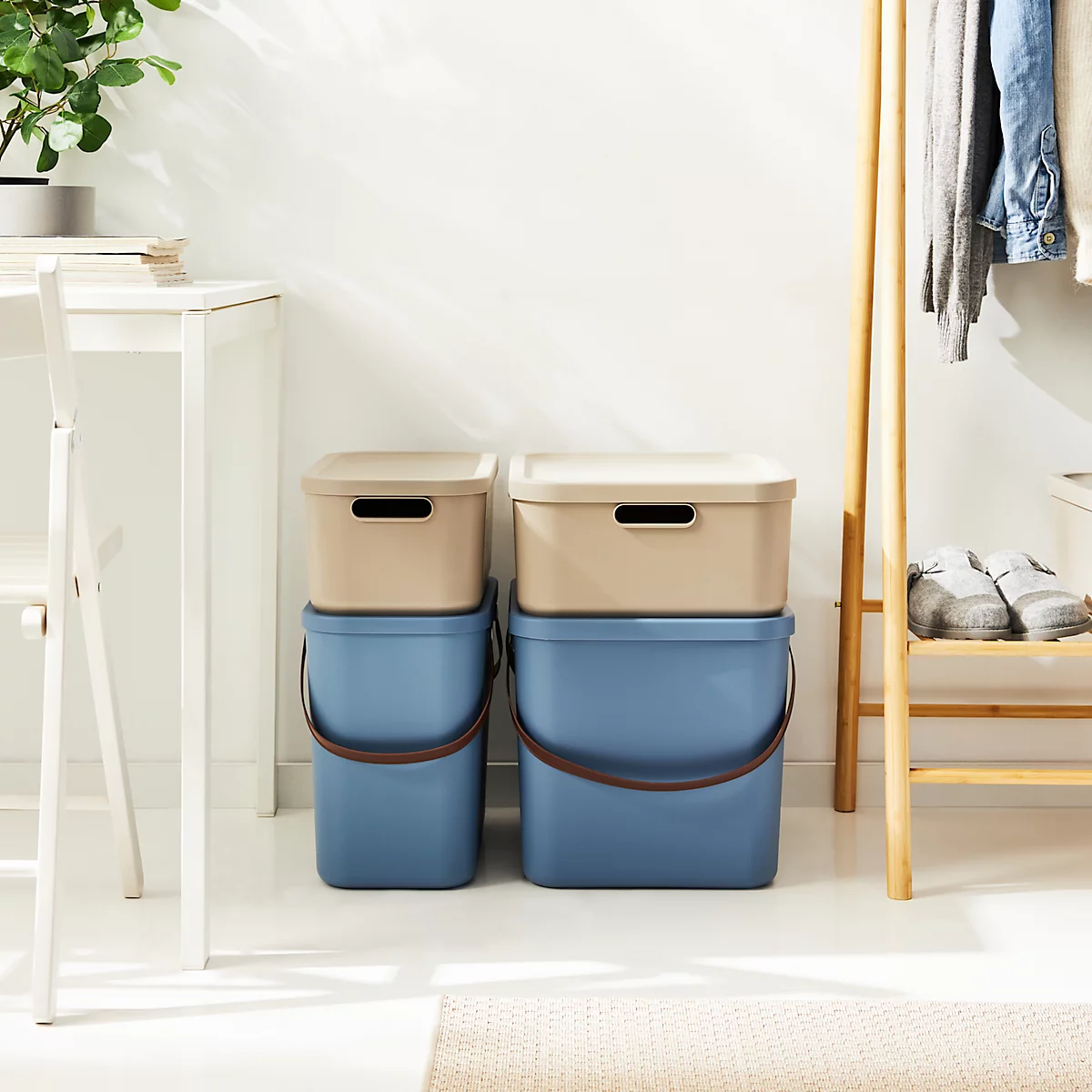 Aufbewahrungsbox ALBULA, mit Deckel, 25 Liter, Bügelgriff, stapelbar, aus recyceltem Kunststoff, B 400 x T 235 x H 340 mm, blau