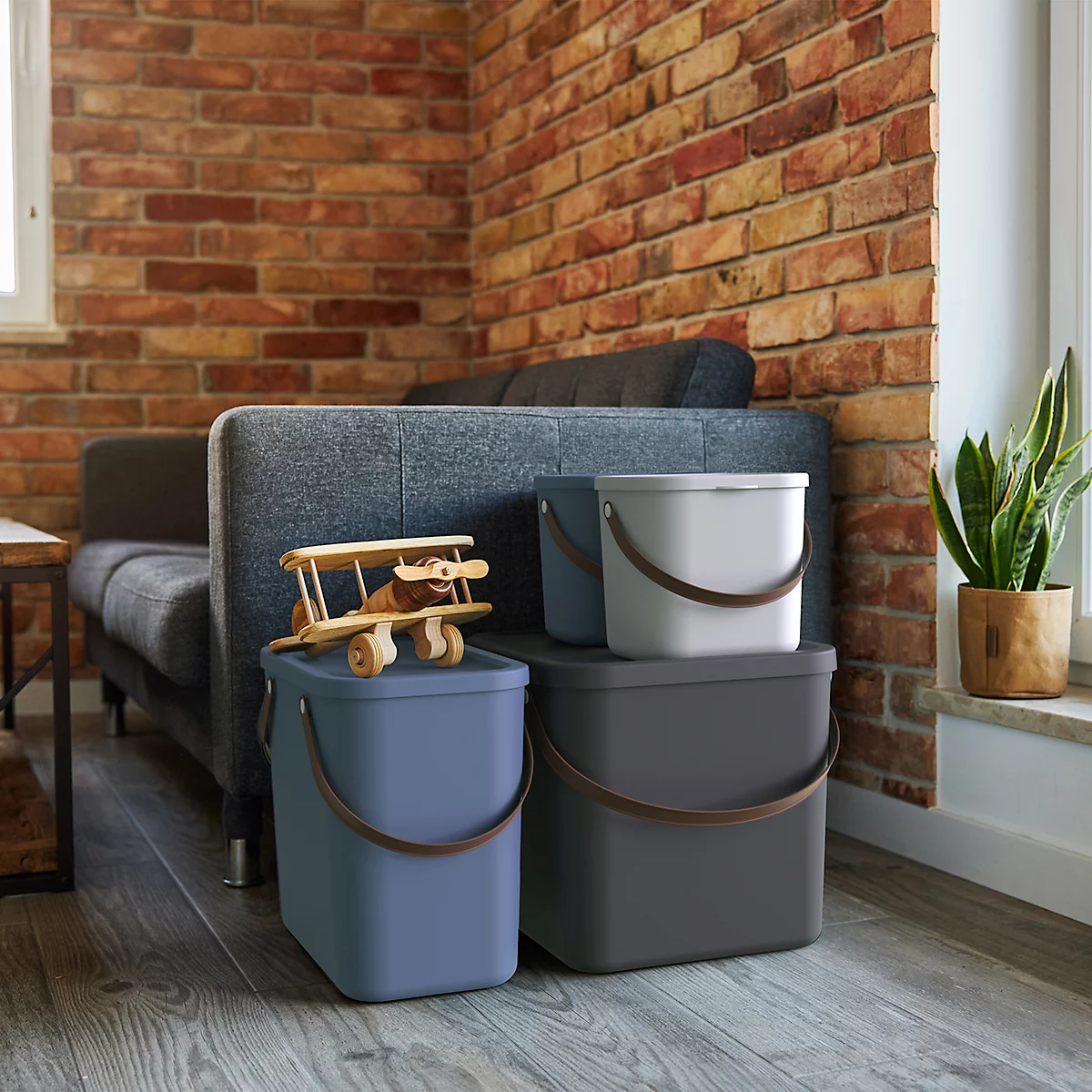 Aufbewahrungsbox ALBULA, mit Deckel, 25 Liter, Bügelgriff, stapelbar, aus recyceltem Kunststoff, B 400 x T 235 x H 340 mm, blau
