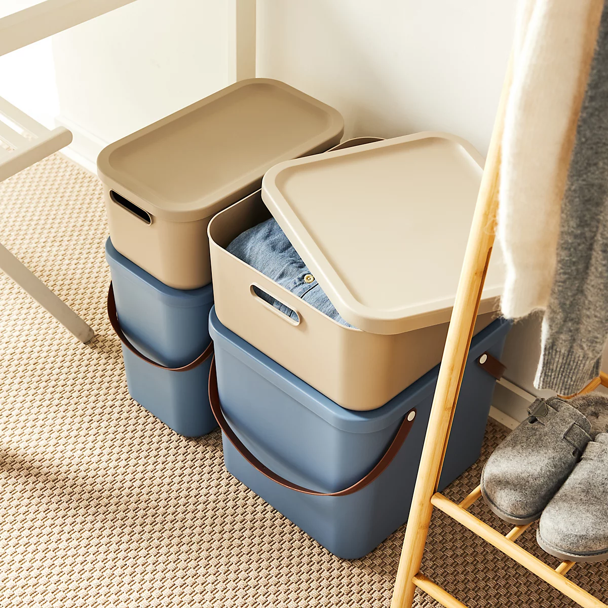 Aufbewahrungsbox ALBULA, mit Deckel, 25 Liter, Bügelgriff, stapelbar, aus recyceltem Kunststoff, B 400 x T 235 x H 340 mm, blau