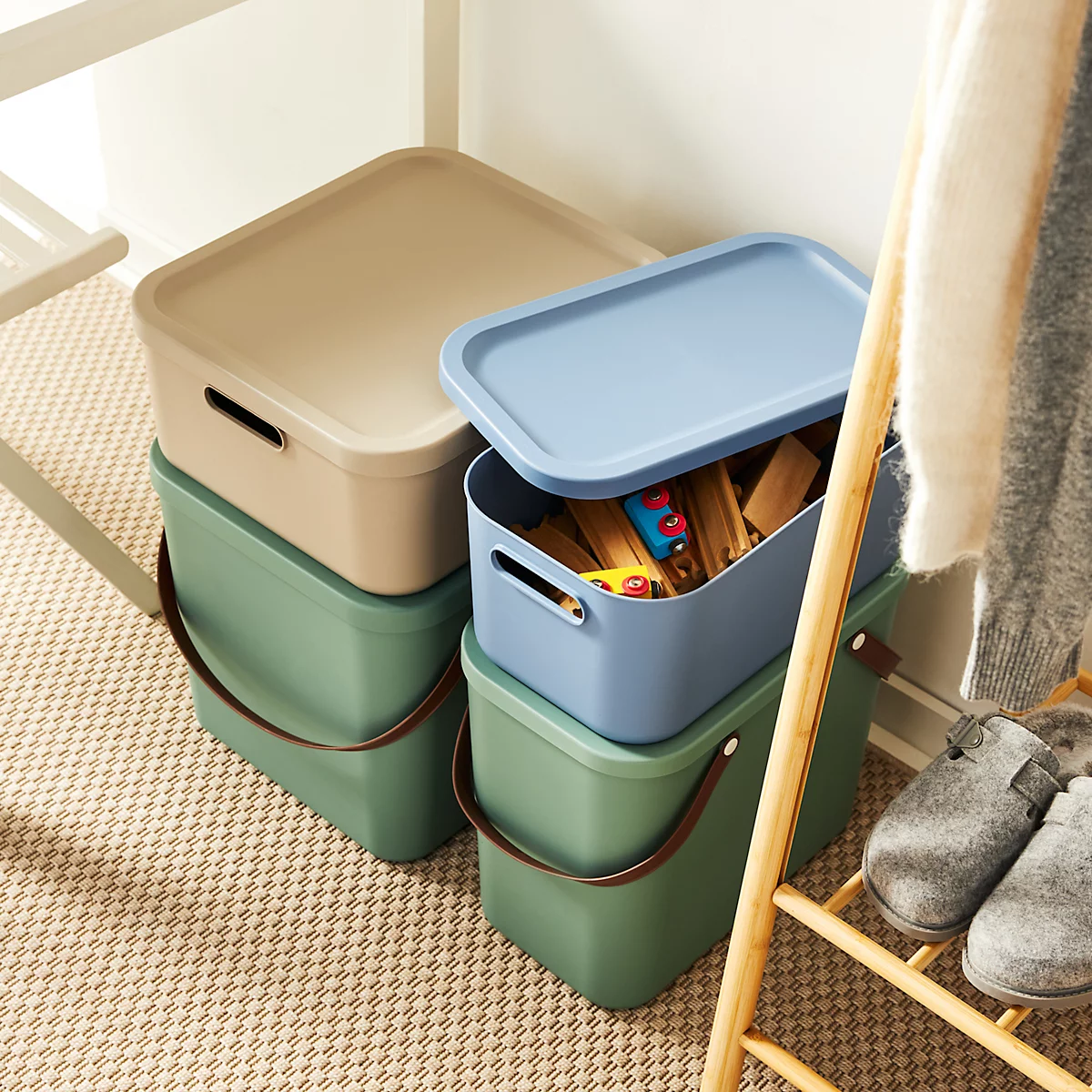 Aufbewahrungsbox ALBULA, mit Deckel, 25 Liter, Bügelgriff, stapelbar, aus recyceltem Kunststoff, B 400 x T 235 x H 340 mm, grün