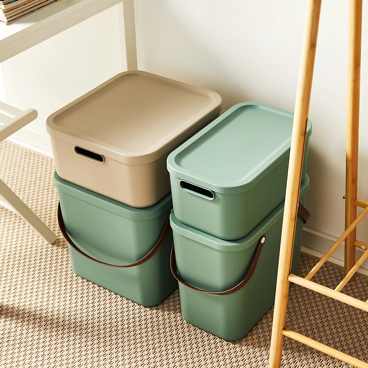 Aufbewahrungsbox ALBULA, mit Deckel, 25 Liter, Bügelgriff, stapelbar, aus recyceltem Kunststoff, B 400 x T 235 x H 340 mm, grün