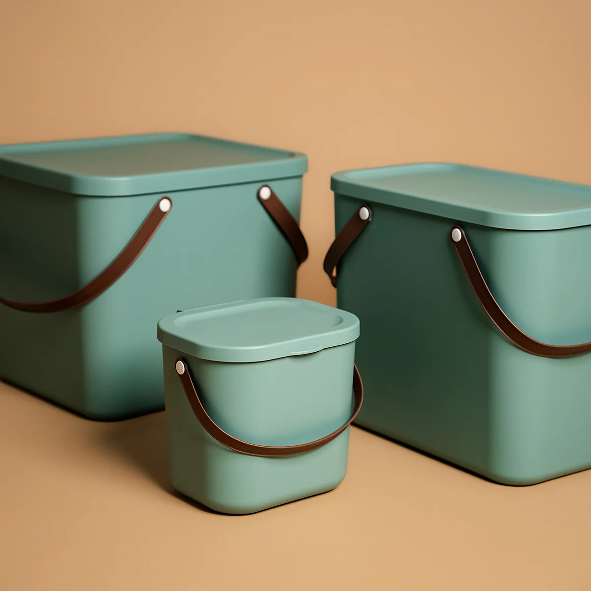 Aufbewahrungsbox ALBULA, mit Deckel, 25 Liter, Bügelgriff, stapelbar, aus recyceltem Kunststoff, B 400 x T 235 x H 340 mm, grün