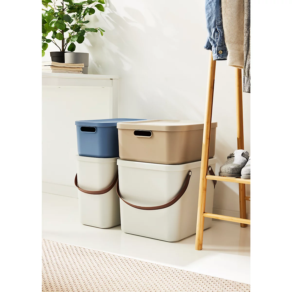 Aufbewahrungsbox ALBULA, mit Deckel, 25 Liter, Bügelgriff, stapelbar, aus recyceltem Kunststoff, B 400 x T 235 x H 340 mm, weiss