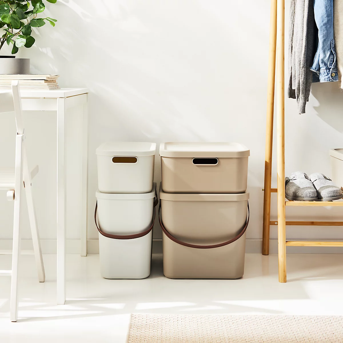 Aufbewahrungsbox ALBULA, mit Deckel, 25 Liter, Bügelgriff, stapelbar, aus recyceltem Kunststoff, B 400 x T 235 x H 340 mm, weiss