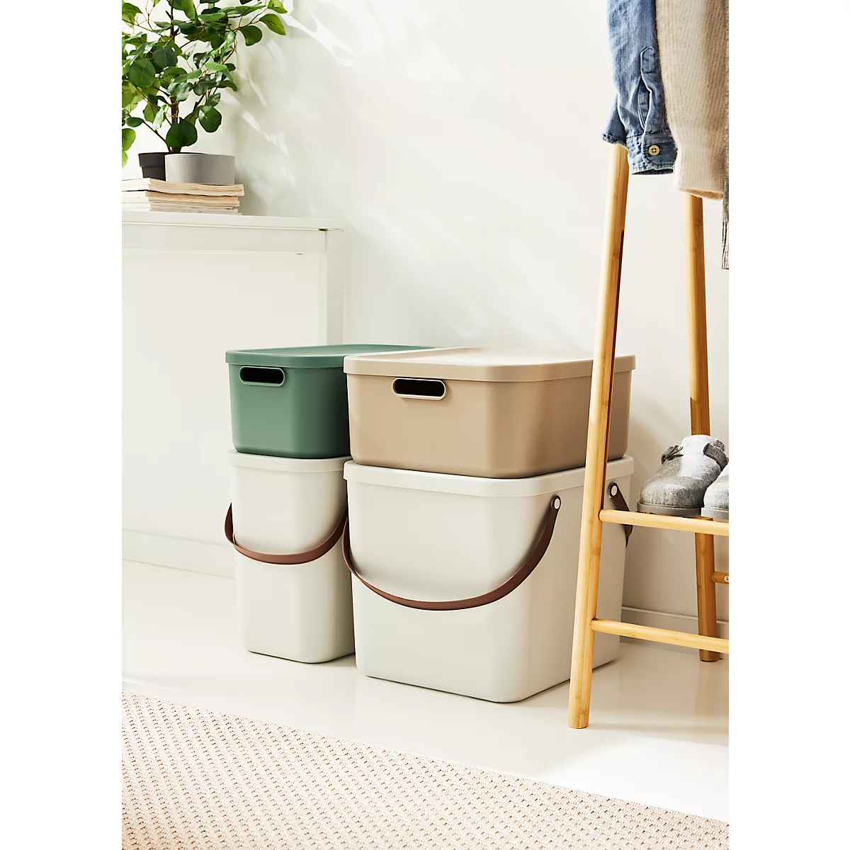 Aufbewahrungsbox ALBULA, mit Deckel, 25 Liter, Bügelgriff, stapelbar, aus recyceltem Kunststoff, B 400 x T 235 x H 340 mm, weiss