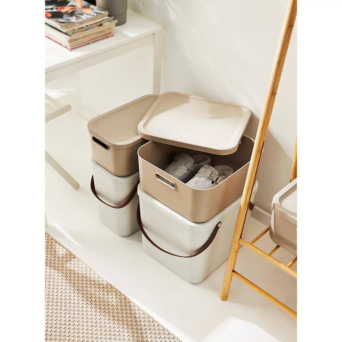 Aufbewahrungsbox ALBULA, mit Deckel, 25 Liter, Bügelgriff, stapelbar, aus recyceltem Kunststoff, B 400 x T 235 x H 340 mm, weiss