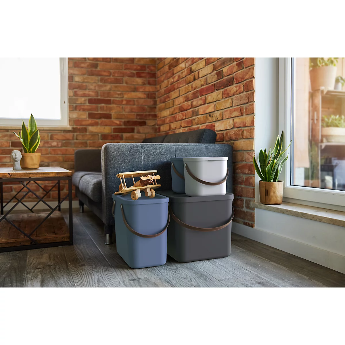 Aufbewahrungsbox ALBULA, mit Deckel, 40 Liter, Bügelgriff, stapelbar, aus recyceltem Kunststoff, B 400 x T 358 x H 340 mm, anthrazit