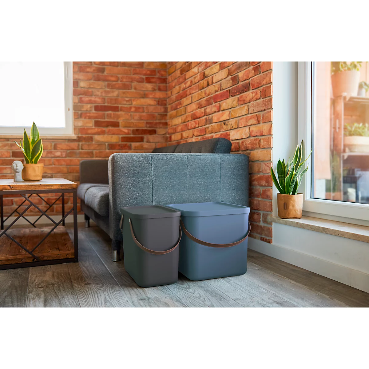 Aufbewahrungsbox ALBULA, mit Deckel, 40 Liter, Bügelgriff, stapelbar, aus recyceltem Kunststoff, B 400 x T 358 x H 340 mm, blau