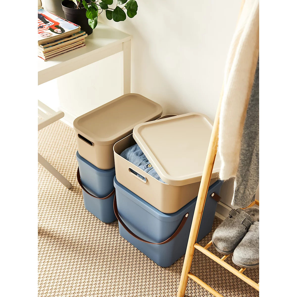 Aufbewahrungsbox ALBULA, mit Deckel, 40 Liter, Bügelgriff, stapelbar, aus recyceltem Kunststoff, B 400 x T 358 x H 340 mm, blau