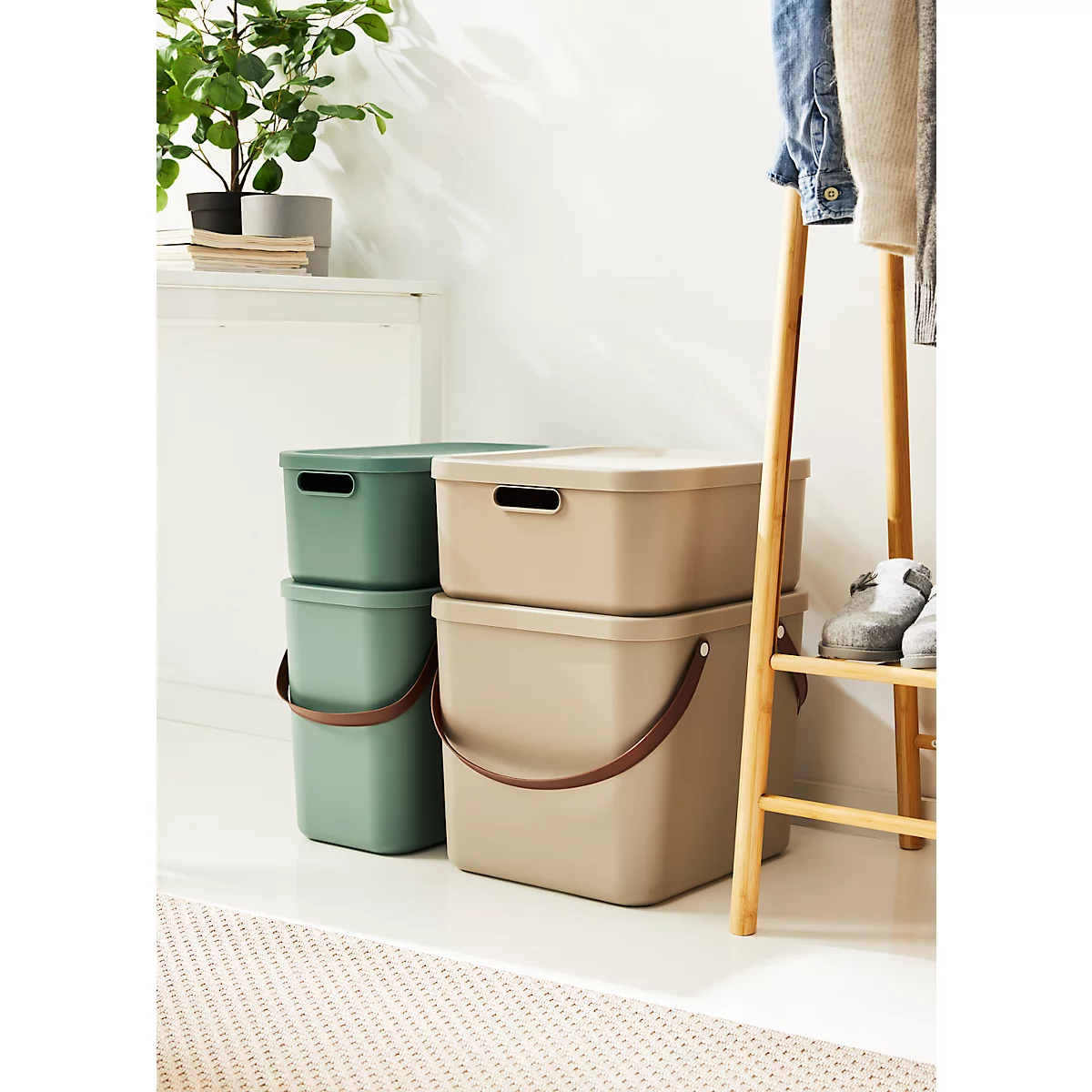 Aufbewahrungsbox ALBULA, mit Deckel, 40 Liter, Bügelgriff, stapelbar, aus recyceltem Kunststoff, B 400 x T 358 x H 340 mm, braun
