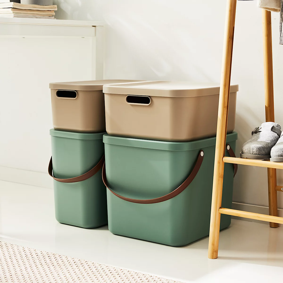 Aufbewahrungsbox ALBULA, mit Deckel, 40 Liter, Bügelgriff, stapelbar, aus recyceltem Kunststoff, B 400 x T 358 x H 340 mm, grün