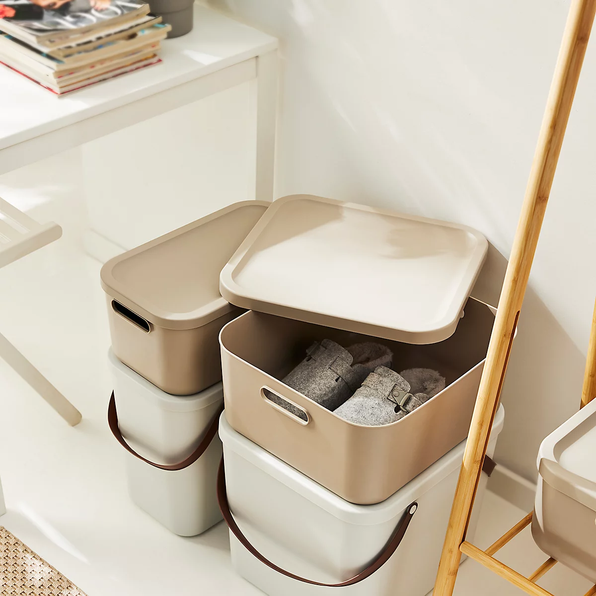 Aufbewahrungsbox ALBULA, mit Deckel, 40 Liter, Bügelgriff, stapelbar, aus recyceltem Kunststoff, B 400 x T 358 x H 340 mm, weiss