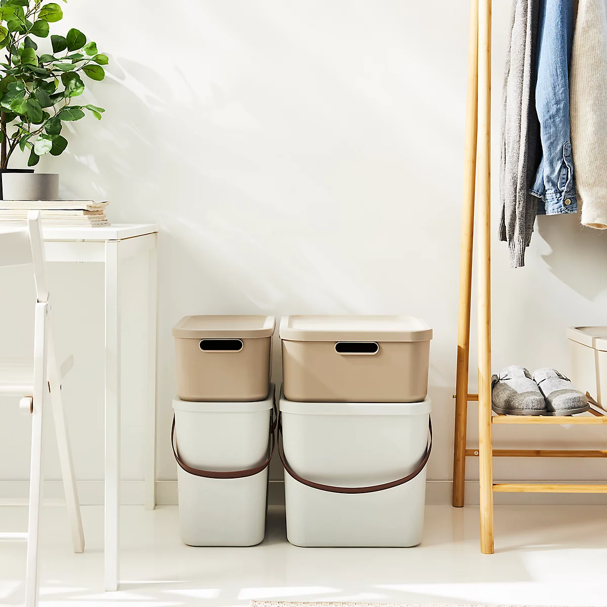 Aufbewahrungsbox ALBULA, mit Deckel, 40 Liter, Bügelgriff, stapelbar, aus recyceltem Kunststoff, B 400 x T 358 x H 340 mm, weiss