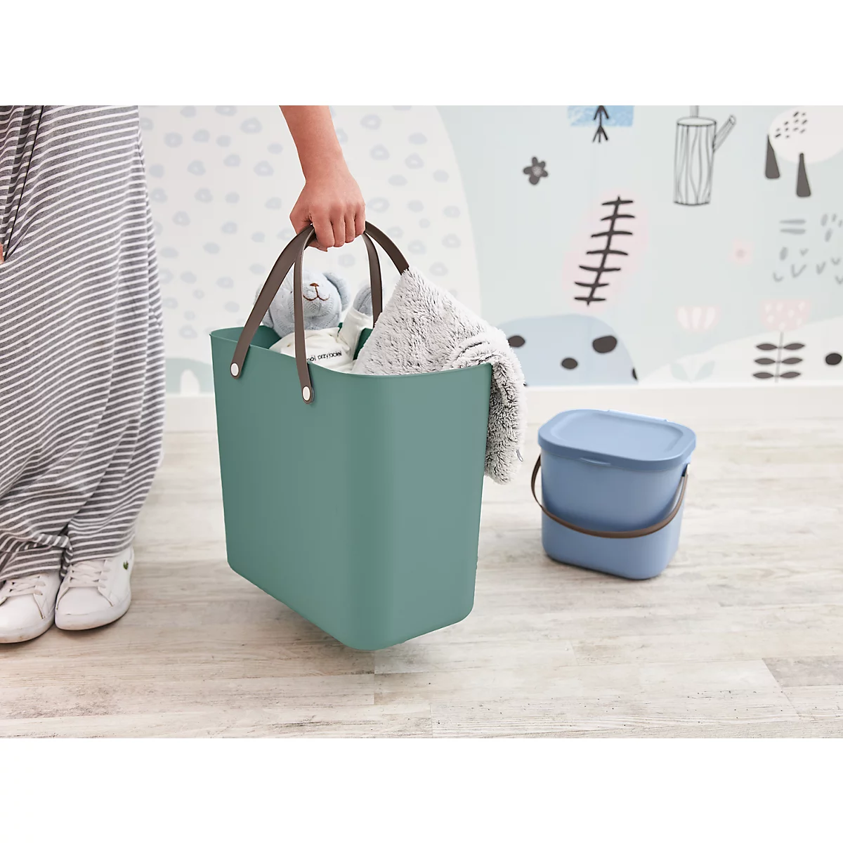 Aufbewahrungsbox ALBULA, mit Deckel, 6 Liter, Bügelgriff, stapelbar, aus recyceltem Kunststoff, B 235 x T 200 x H 208 mm, blau