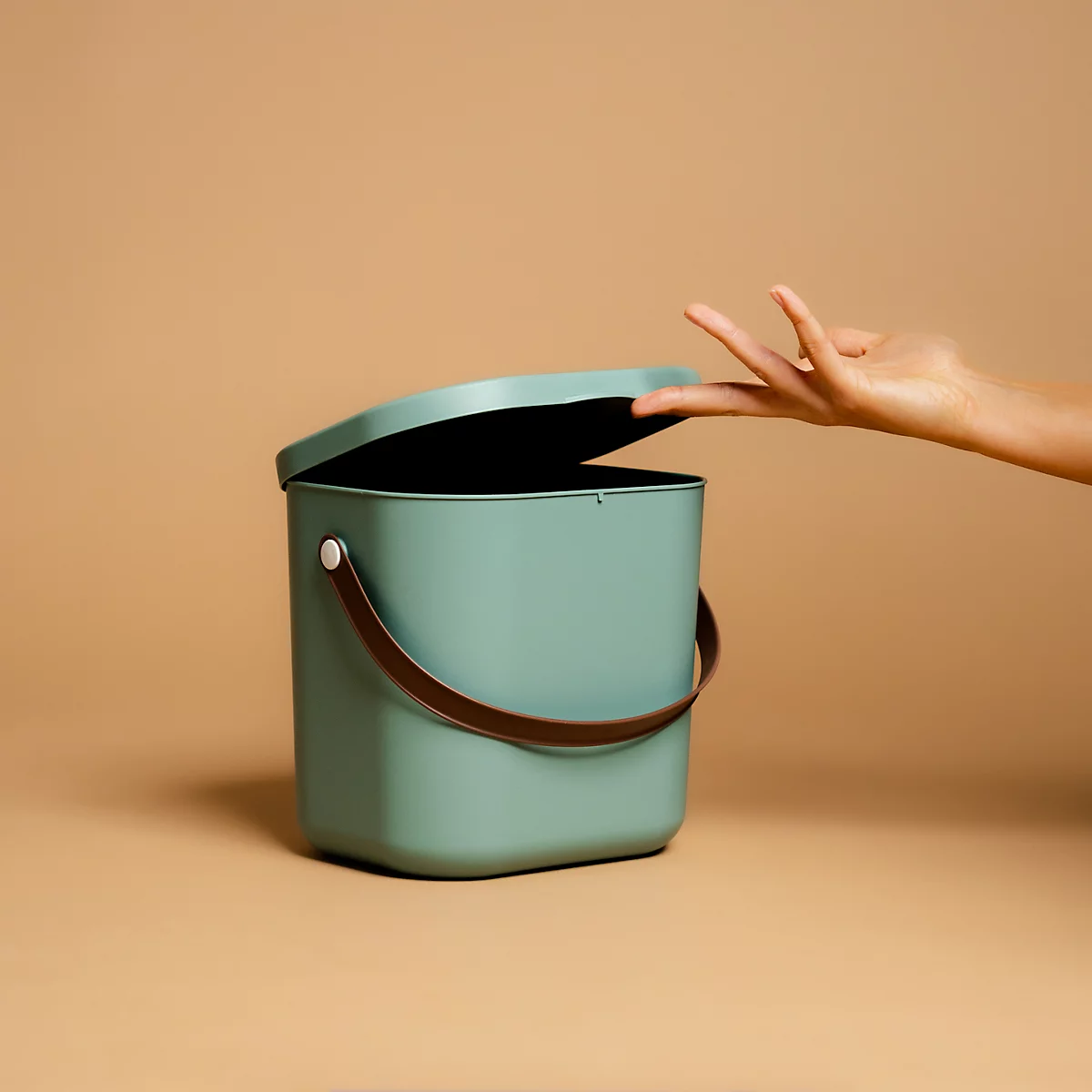 Aufbewahrungsbox ALBULA, mit Deckel, 6 Liter, Bügelgriff, stapelbar, aus recyceltem Kunststoff, B 235 x T 200 x H 208 mm, grün