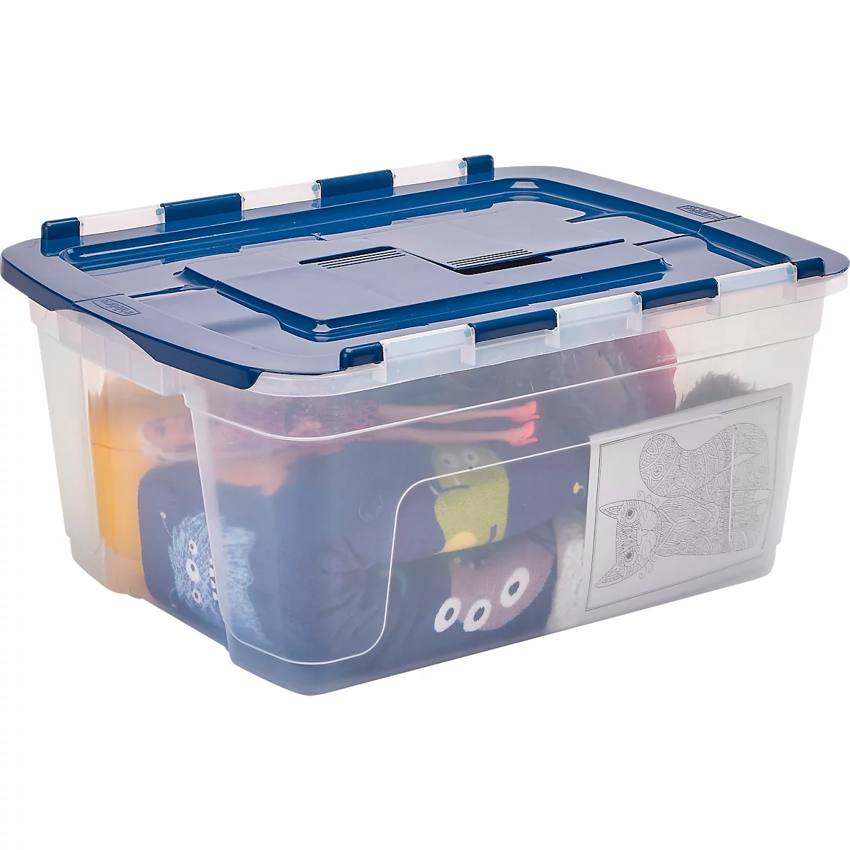 Transparente Kunststoffbox mit blauem Deckel, gefüllt mit Kleidung. Auf der Seite ein weißes Etikett.