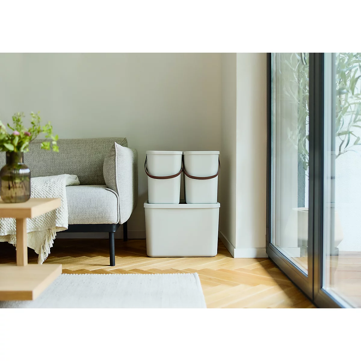 Hellgraue Aufbewahrungsbox mit Deckel und Griff. Der Hintergrund ist weiss.