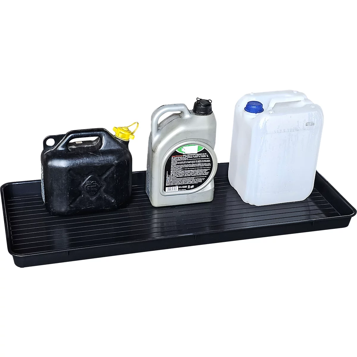 Drei Kanister unterschiedlicher Größe stehen auf einer schwarzen Auffangwanne.