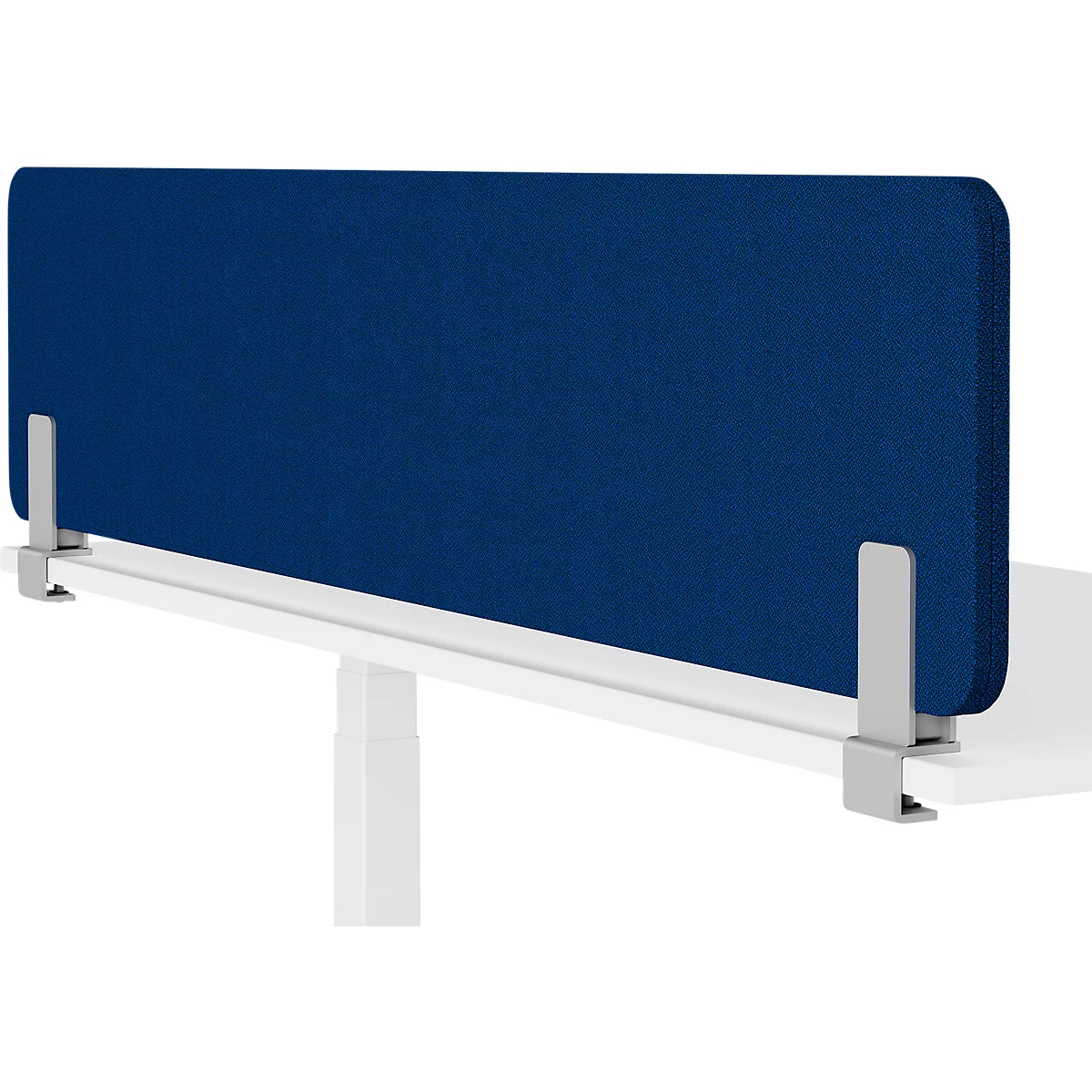 Blaue Bürotrennwand an weißem Schreibtisch befestigt. Die Halterungen sind silberfarben.