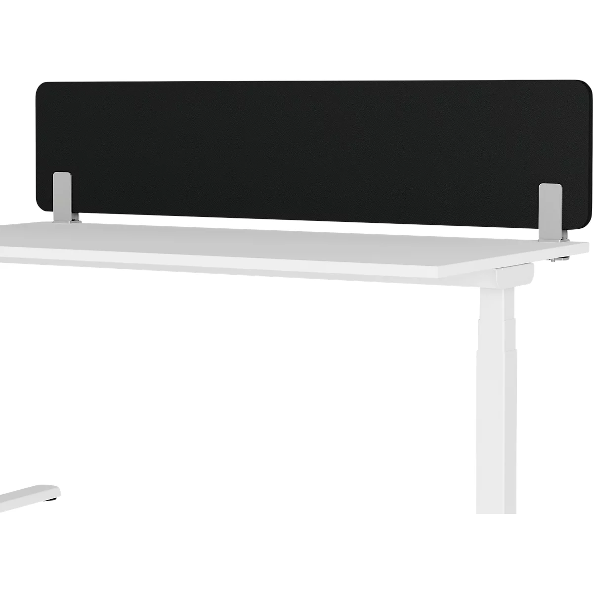 Ein weißer Schreibtisch mit schwarzem Sichtschutz. Blick aus der Froschperspektive, die das Design des Schreibtischs hervorhebt.