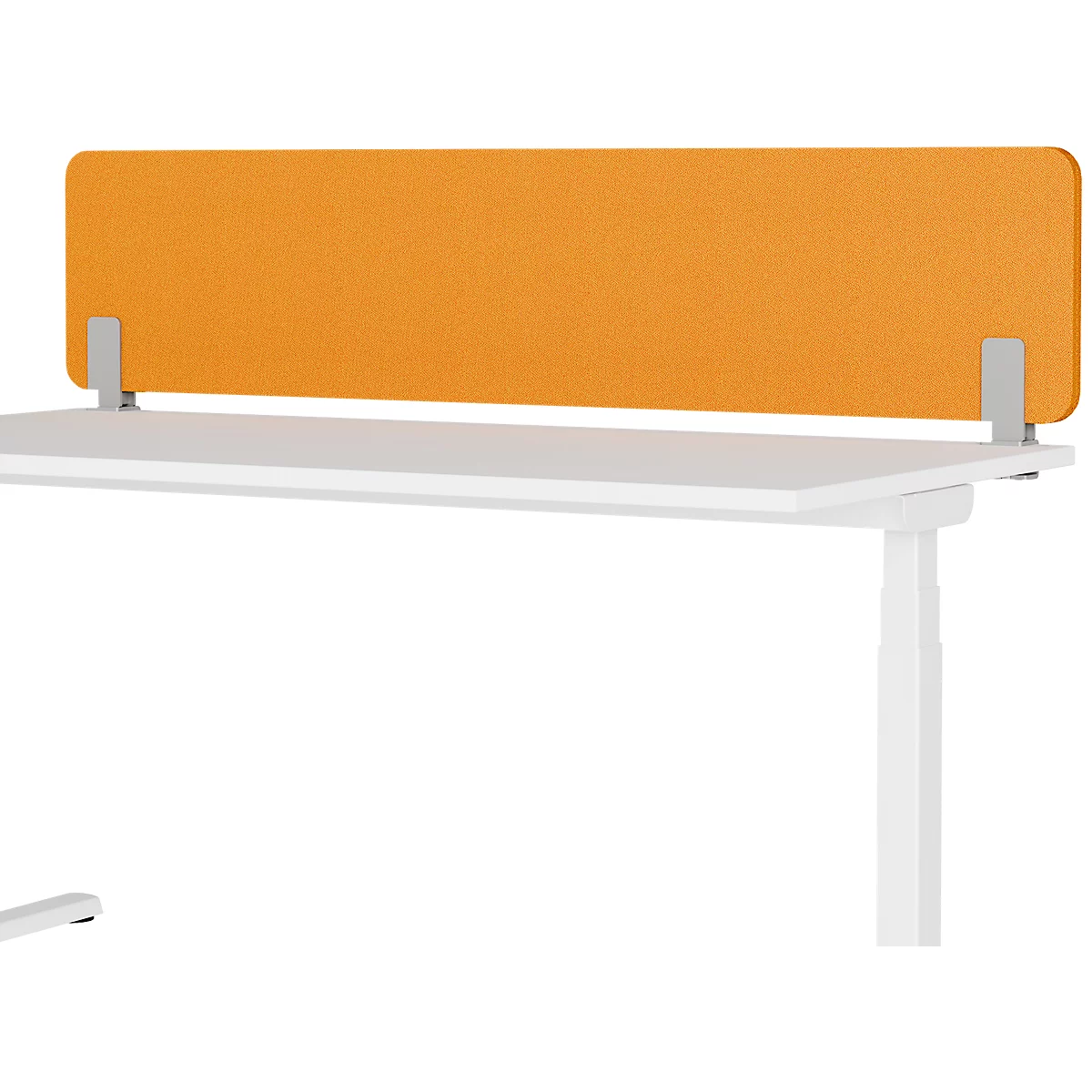 Weißer Schreibtisch mit orangefarbenem Schallschutz. Metallhalterungen fixieren das Element.