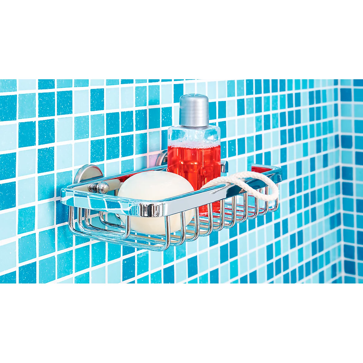 Étagère métallique avec savon, savon liquide sur carreaux de mosaïque bleus. Savon et savon liquide sont dans une étagère de salle de bain.