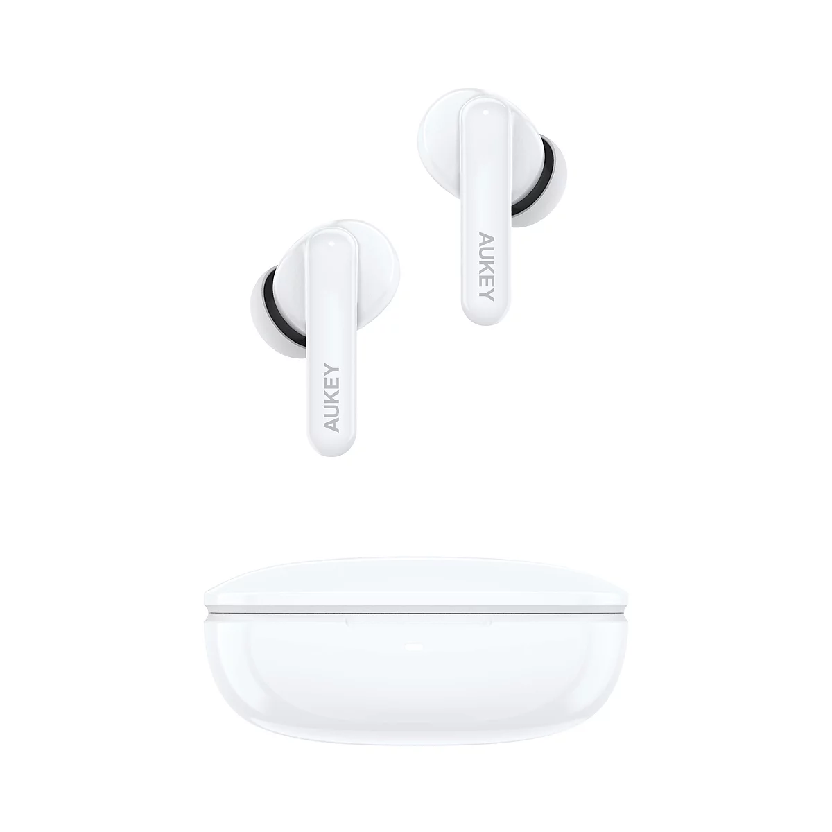 Deux écouteurs sans fil blancs avec étui de chargement. 'AUKEY' est imprimé sur les écouteurs.