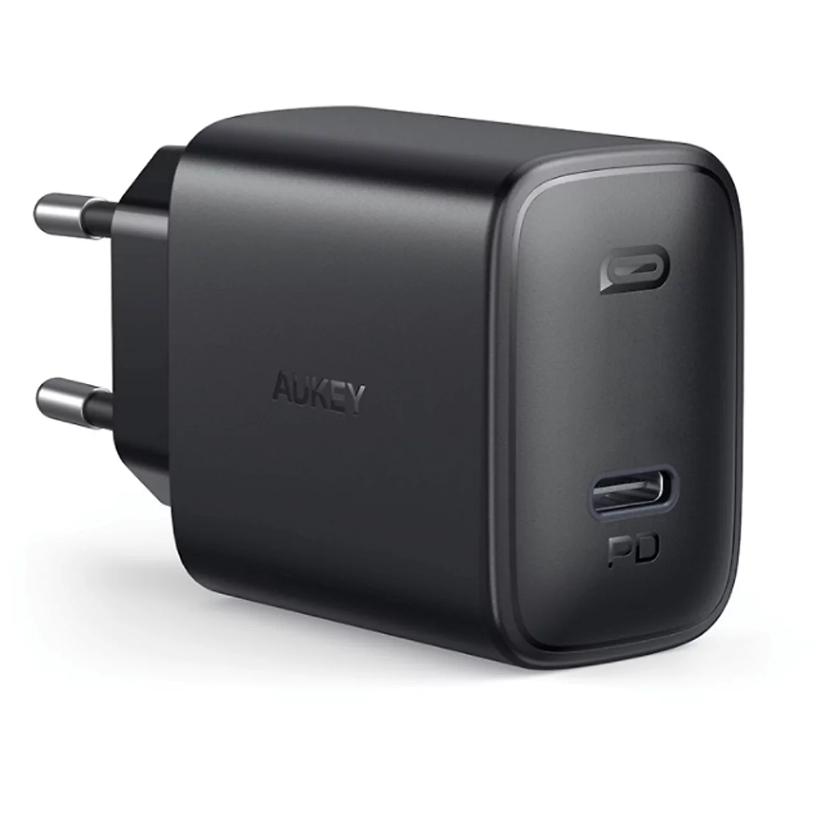 Un adaptateur secteur Aukey noir. Il possède deux ports USB-C et deux broches pour la prise de courant.