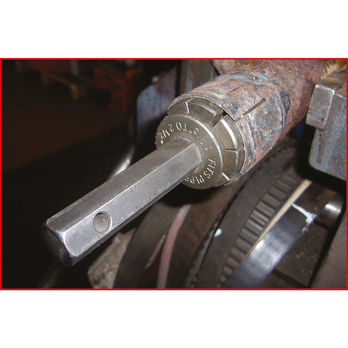 Nahaufnahme eines metallischen Werkzeugs mit sechseckigem Schaft. Rostiger, zylindrischer Teil verbunden. Schriftzug: "STO 2 1/2", "FITS PIPE".