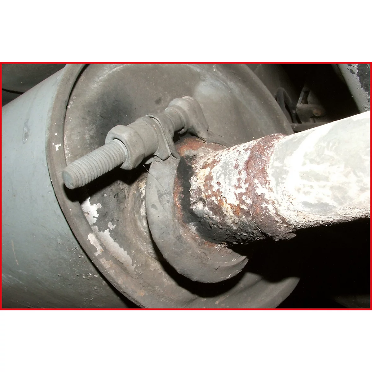 Auspuffanlage im Detail mit Rostansatz.